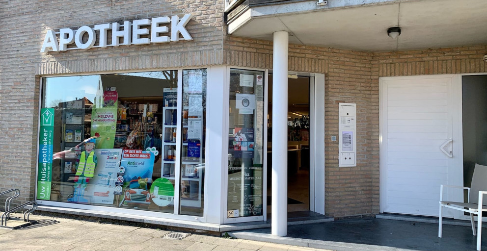 Een buitenzicht van Apotheek Matthyssen op de Lage Kaart 682, 2930 Brasschaat