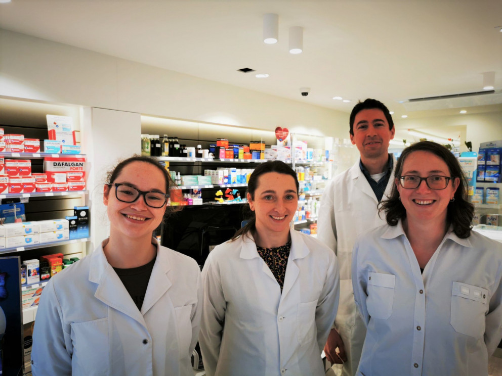 Een groepsfoto van Laura Suykerbuyk, Frauke Van Herendael, Peter Matthyssen en Lieve Matthyssen in Apotheek Matthyssen.